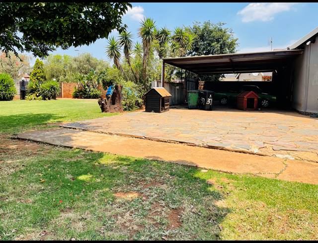 4 BEDROOM FREEHOLD FOR SALE IN DERSLEY